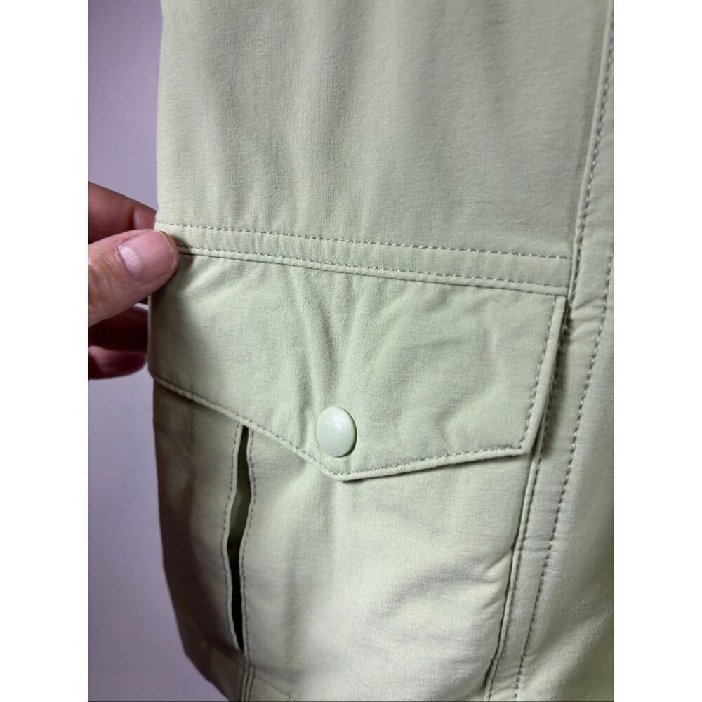 Patagonia Women's Light Green Cargo Shorts with Blue Belt - Picture 4 of 7